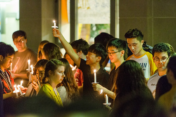 160824-esm-freshman-candle-light-17
