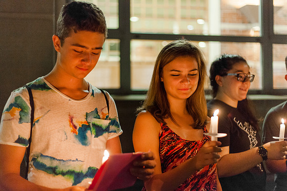 160824-esm-freshman-candle-light-29