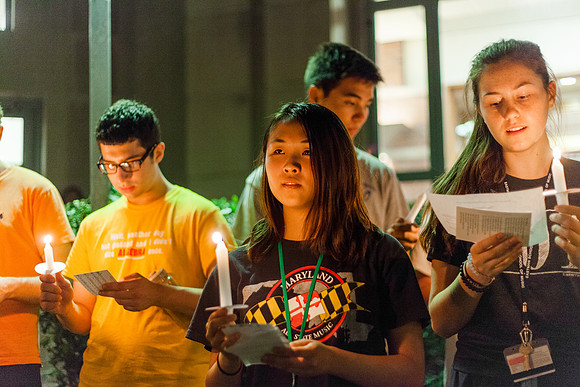160824-esm-freshman-candle-light-19