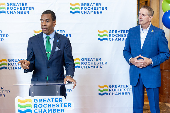 chamber-ribbon-cutting_388