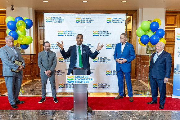 chamber-ribbon-cutting_457