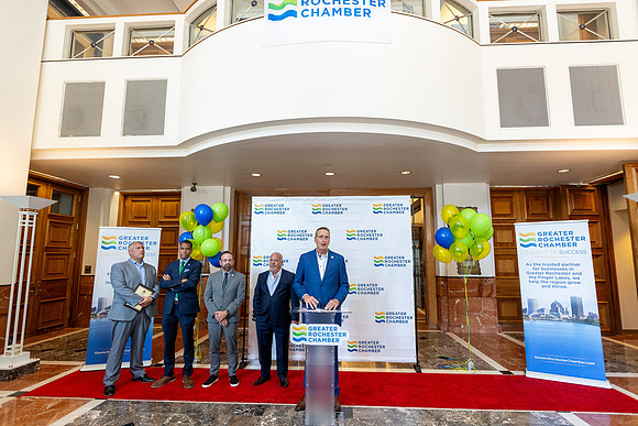 chamber-ribbon-cutting_260