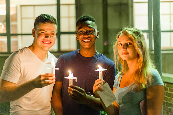 160824-esm-freshman-candle-light-62