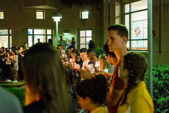 160824-esm-freshman-candle-light-37