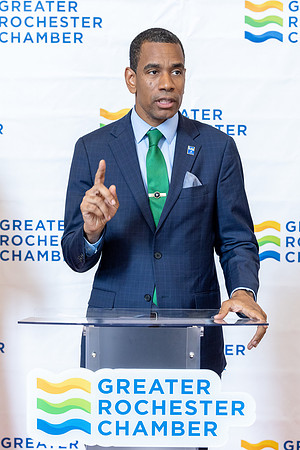 chamber-ribbon-cutting_384