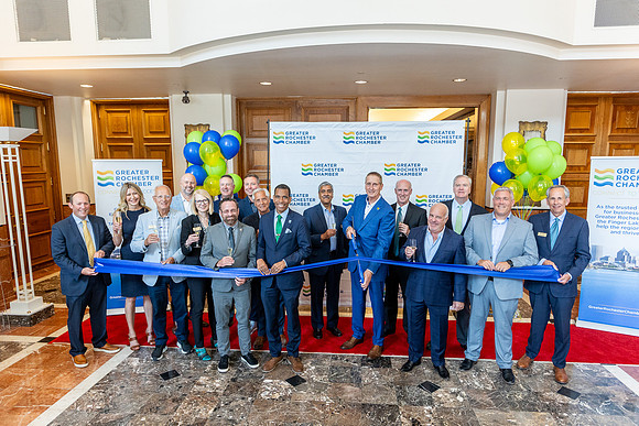 chamber-ribbon-cutting_525
