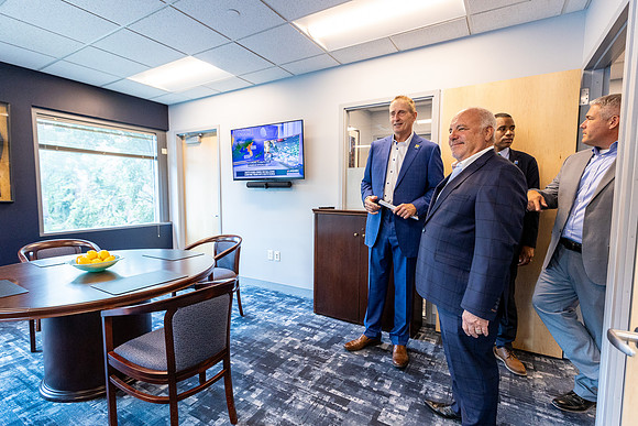 chamber-ribbon-cutting_596