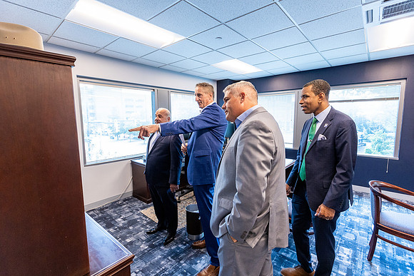 chamber-ribbon-cutting_599