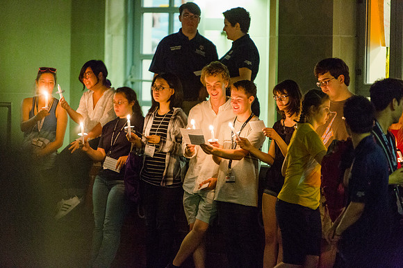 160824-esm-freshman-candle-light-7