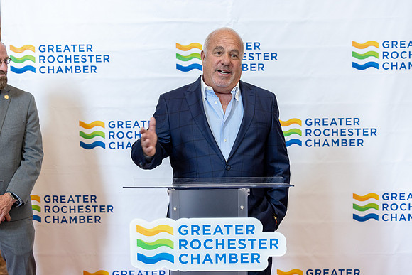 chamber-ribbon-cutting_320