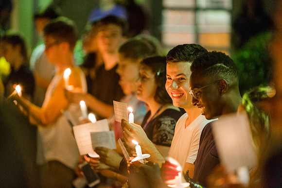 160824-esm-freshman-candle-light-31