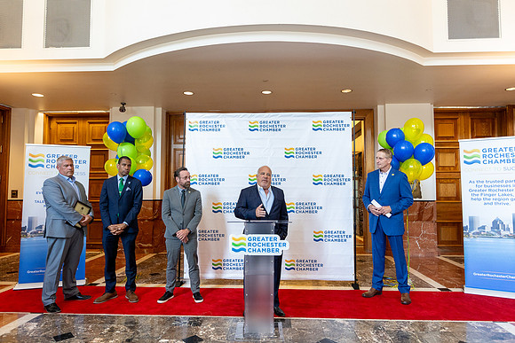 chamber-ribbon-cutting_316