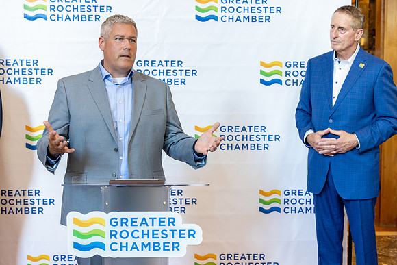 chamber-ribbon-cutting_483