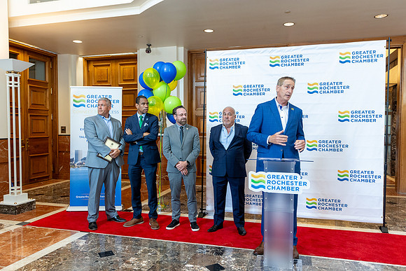 chamber-ribbon-cutting_264