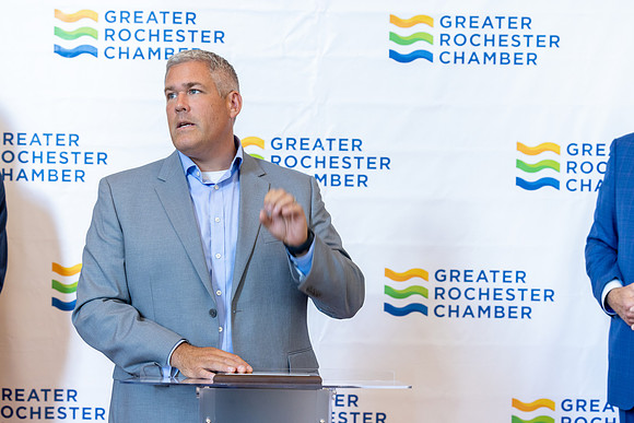 chamber-ribbon-cutting_477