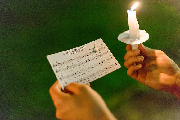 160824-esm-freshman-candle-light-61