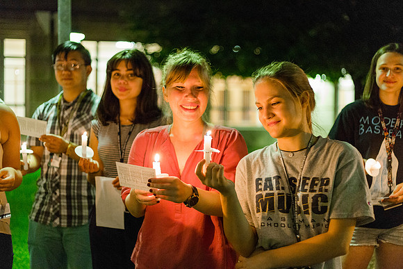 160824-esm-freshman-candle-light-45