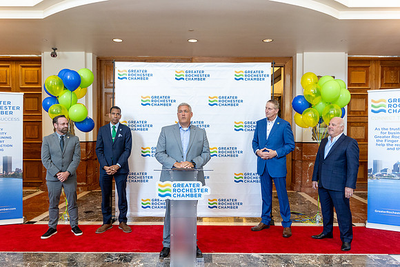 chamber-ribbon-cutting_470