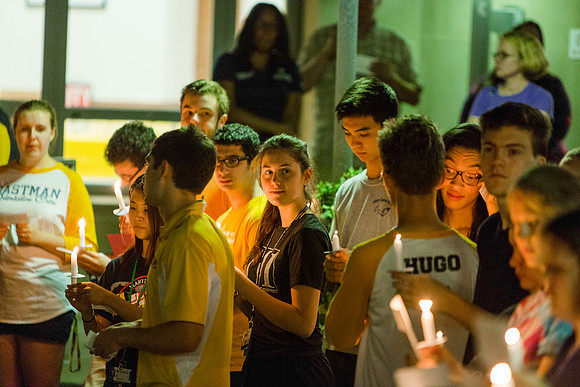 160824-esm-freshman-candle-light-27