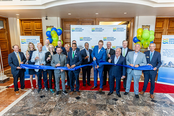 chamber-ribbon-cutting_533