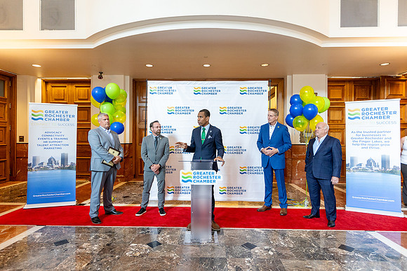 chamber-ribbon-cutting_413