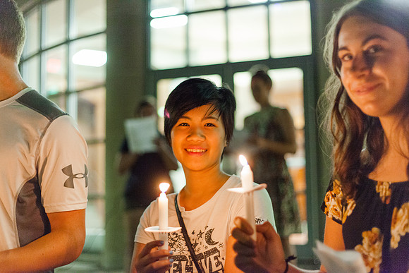 160824-esm-freshman-candle-light-8