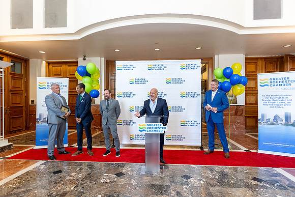 chamber-ribbon-cutting_336