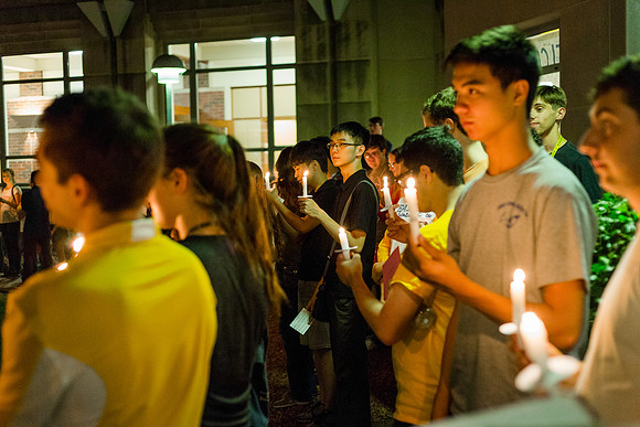 160824-esm-freshman-candle-light-41