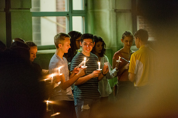 160824-esm-freshman-candle-light-14