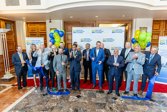 chamber-ribbon-cutting_550