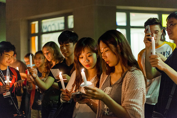 160824-esm-freshman-candle-light-18