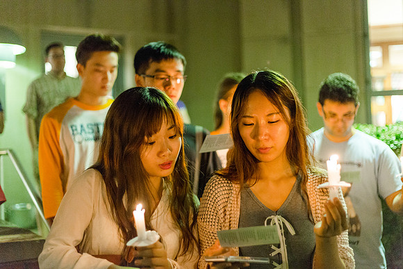 160824-esm-freshman-candle-light-53