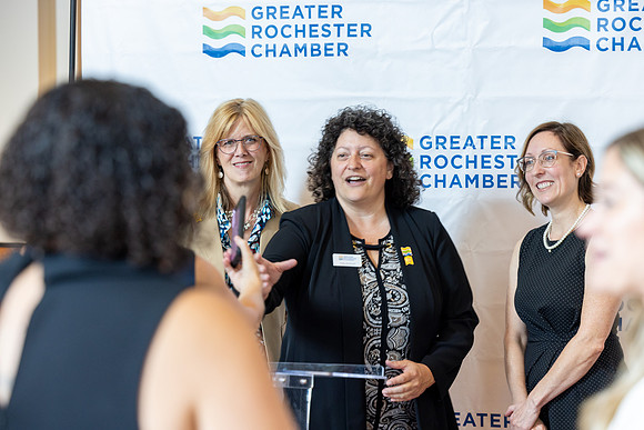 chamber-ribbon-cutting_042