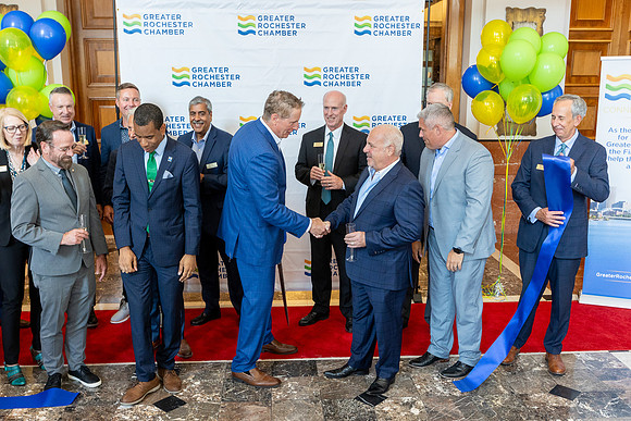 chamber-ribbon-cutting_557