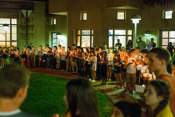 160824-esm-freshman-candle-light-38