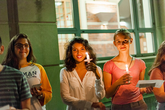 160824-esm-freshman-candle-light-24